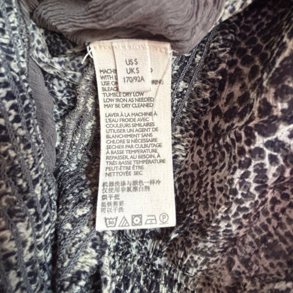 Free People Roma Gray Snake Print Smocked Crepe High Neck Ruffle Sleeve Blouse S - Picture 11 of 14